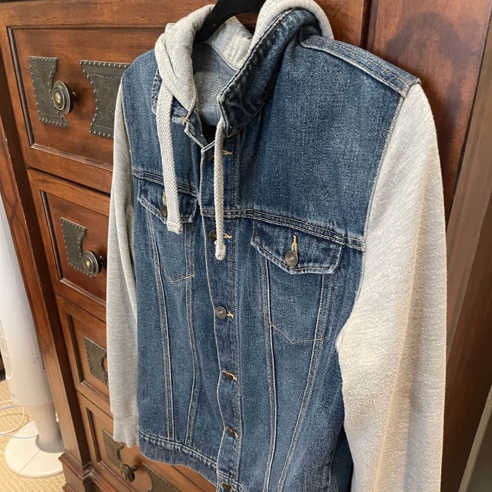 H&M JeanJacket w/ Sweatshirt Arms & Hoodie; Men’s Small; Like New; $15